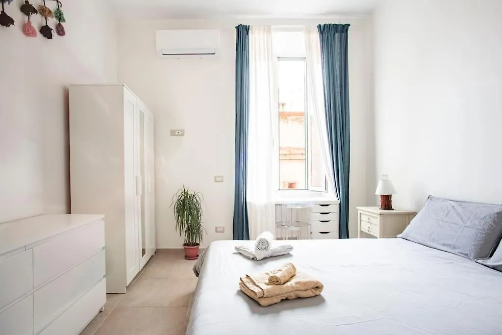 Guest house Happy Shared Apartment Naples Italy